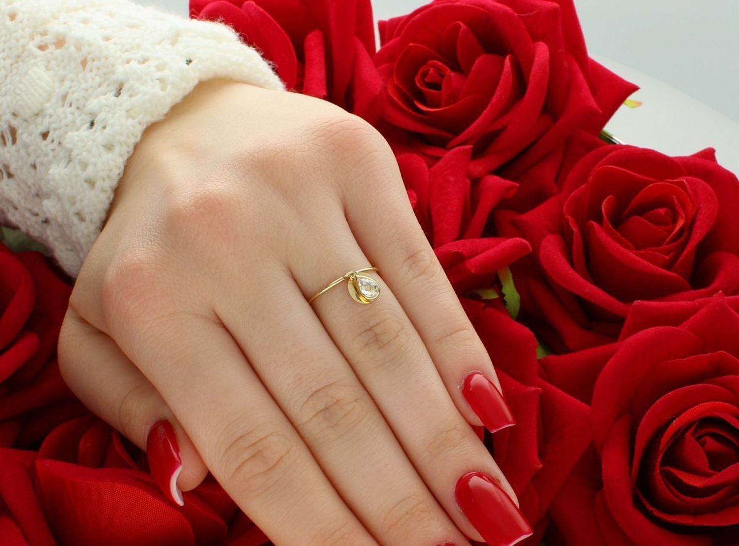 Delikatny złoty pierścionek damski próby 585 z wiszącą cyrkonią i okrągłą blaszką. Lekki, subtelny i kobiecy – idealny na prezent lub do codziennego noszenia.1.jpg